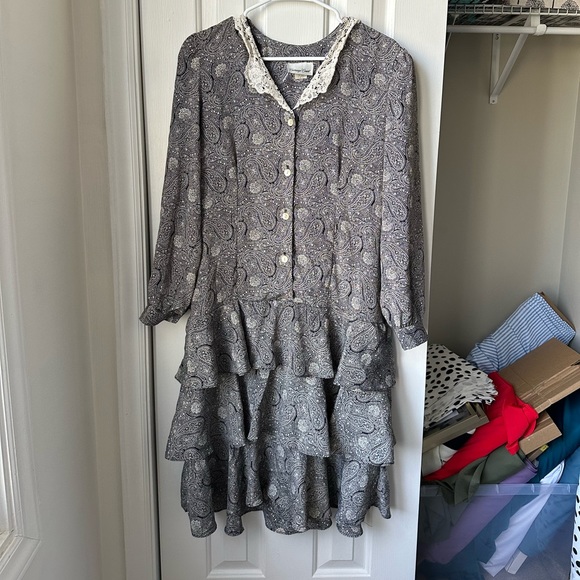 Black and White Paisley Dress CARRIAGE COURT - Picture 1 of 4